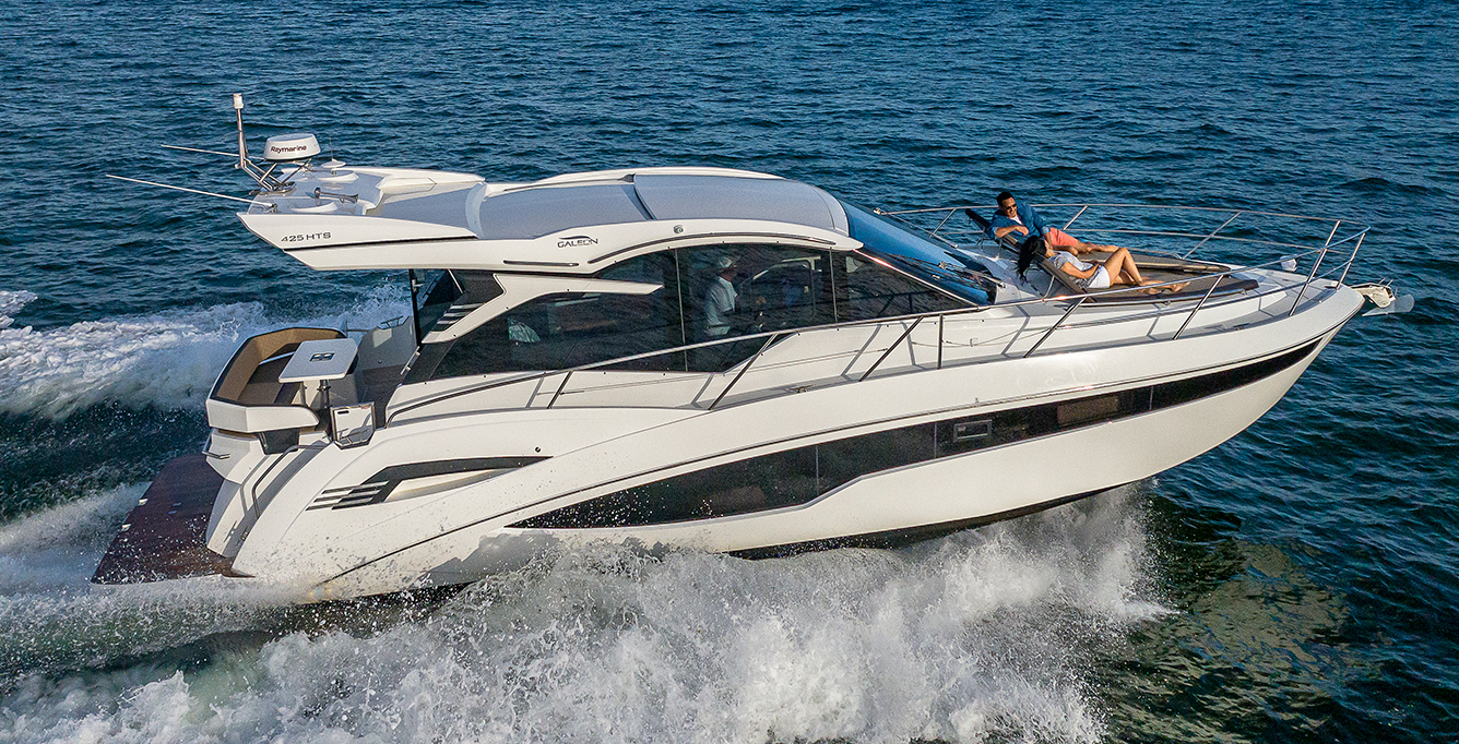 Galeon 425 HTS out on the water