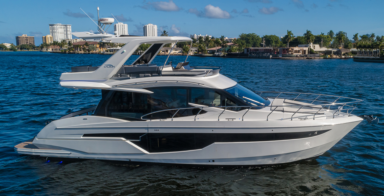 Galeon 500 Fly out on the water