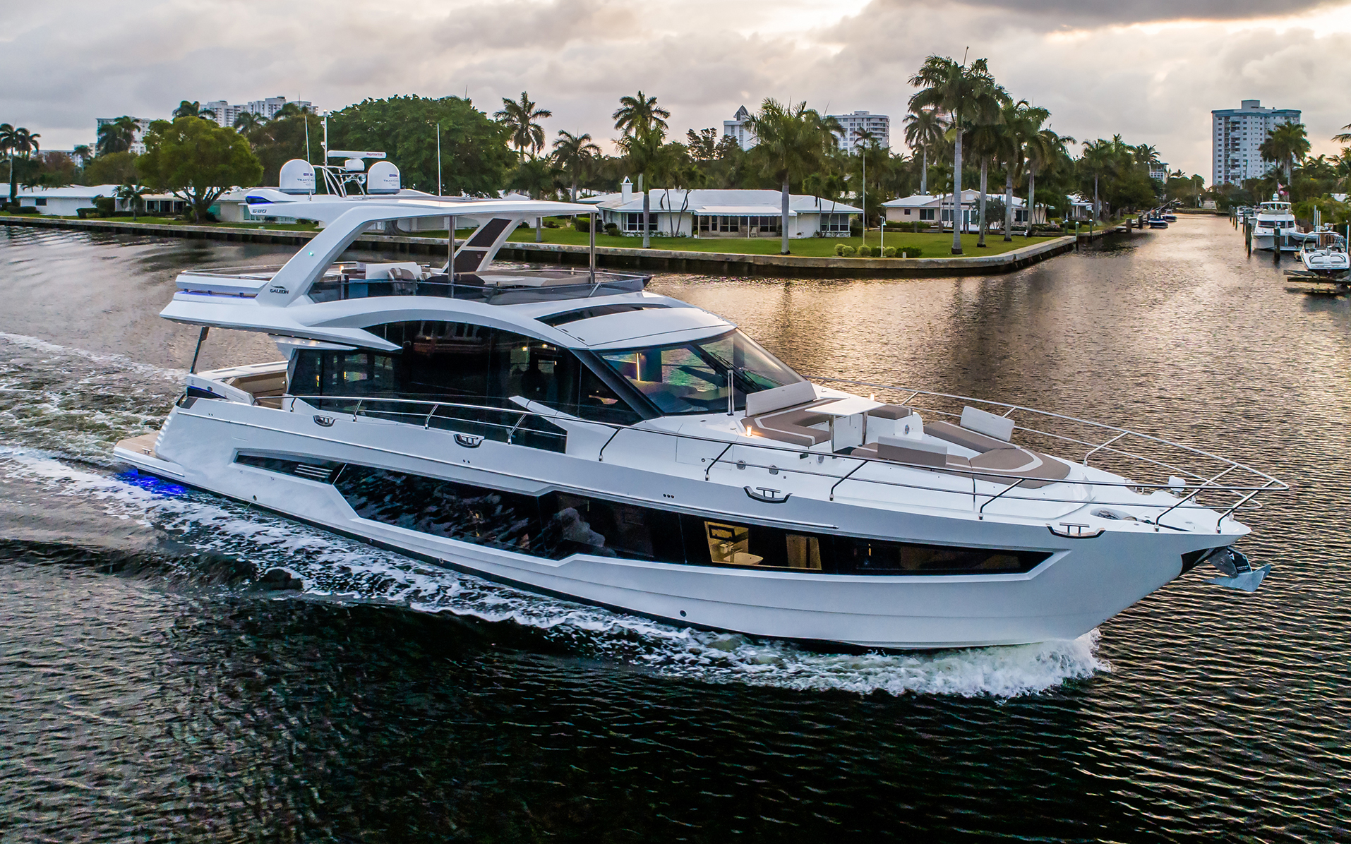 680 Fly in the water