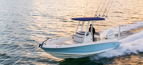 Boston Whaler 220 Dauntless driving in the water