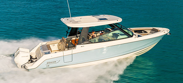 Boston Whaler 330 Vantage on the water