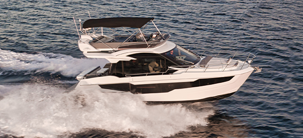 400 FLY speeding on the water