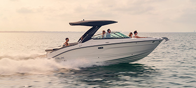 SeaRay SLX running on the water