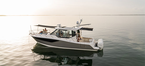 Boston Whaler 405 Conquest in still water