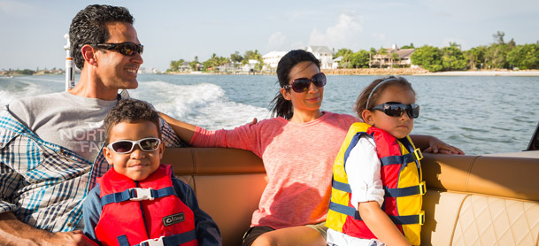 Family on Sea Ray SDX 270 OB