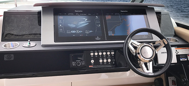 Sea Ray SLX 400 Helm