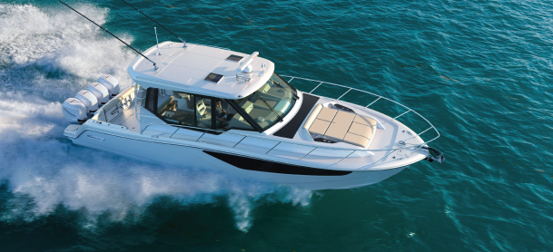 Boston Whaler 405 Conquest running out on the water