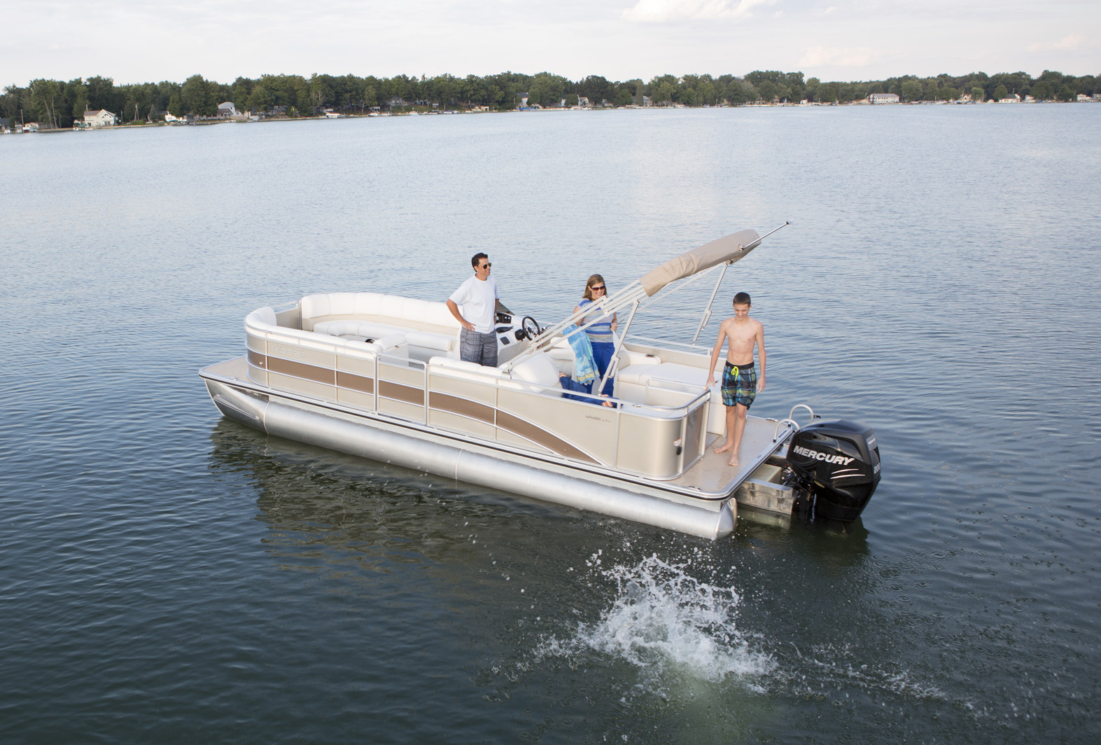 Family enjoying a day aboard a pontoon boat