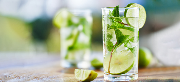 mojito drink with limes