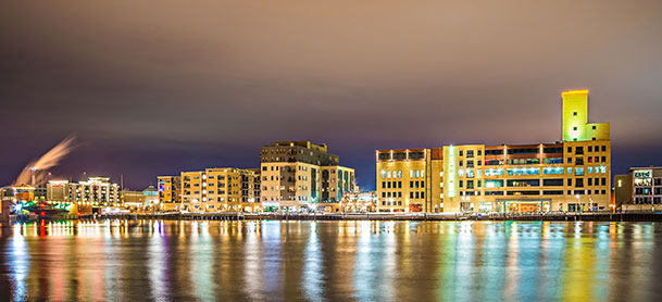city of green bay at night 