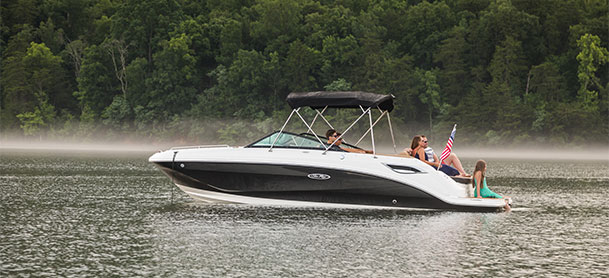 Sea Ray SDX 250 in the water