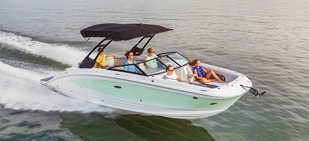 Sea Ray SDX 270 driving in the water