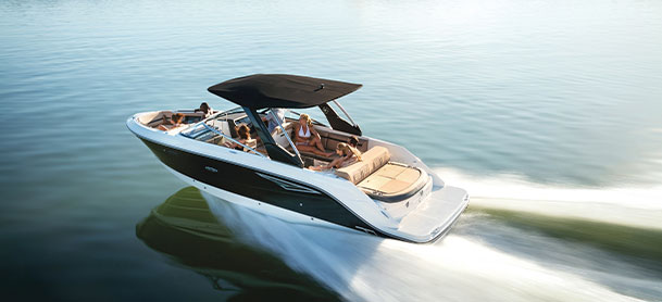 Sea Ray SLX 280 driving in the water
