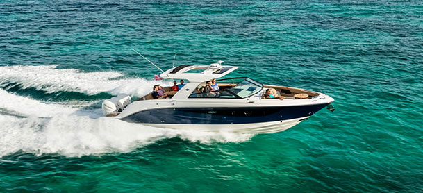 Sea Ray SLX 400 Outboard driving in the water