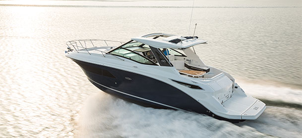 Sea Ray Sundancer 320 in the water