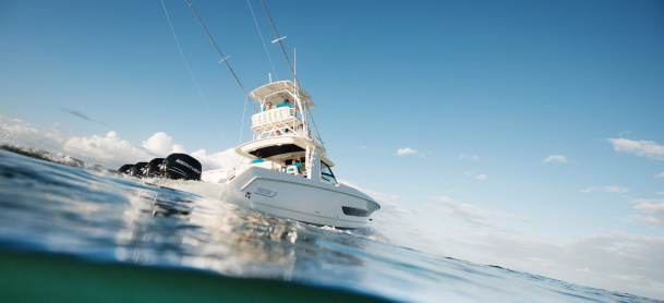 Boston Whaler Outrage 420 out on the water