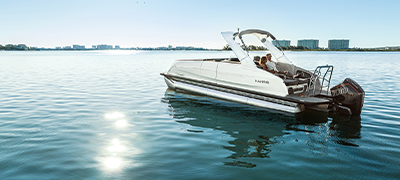 Crowne 250 SL idle on the water