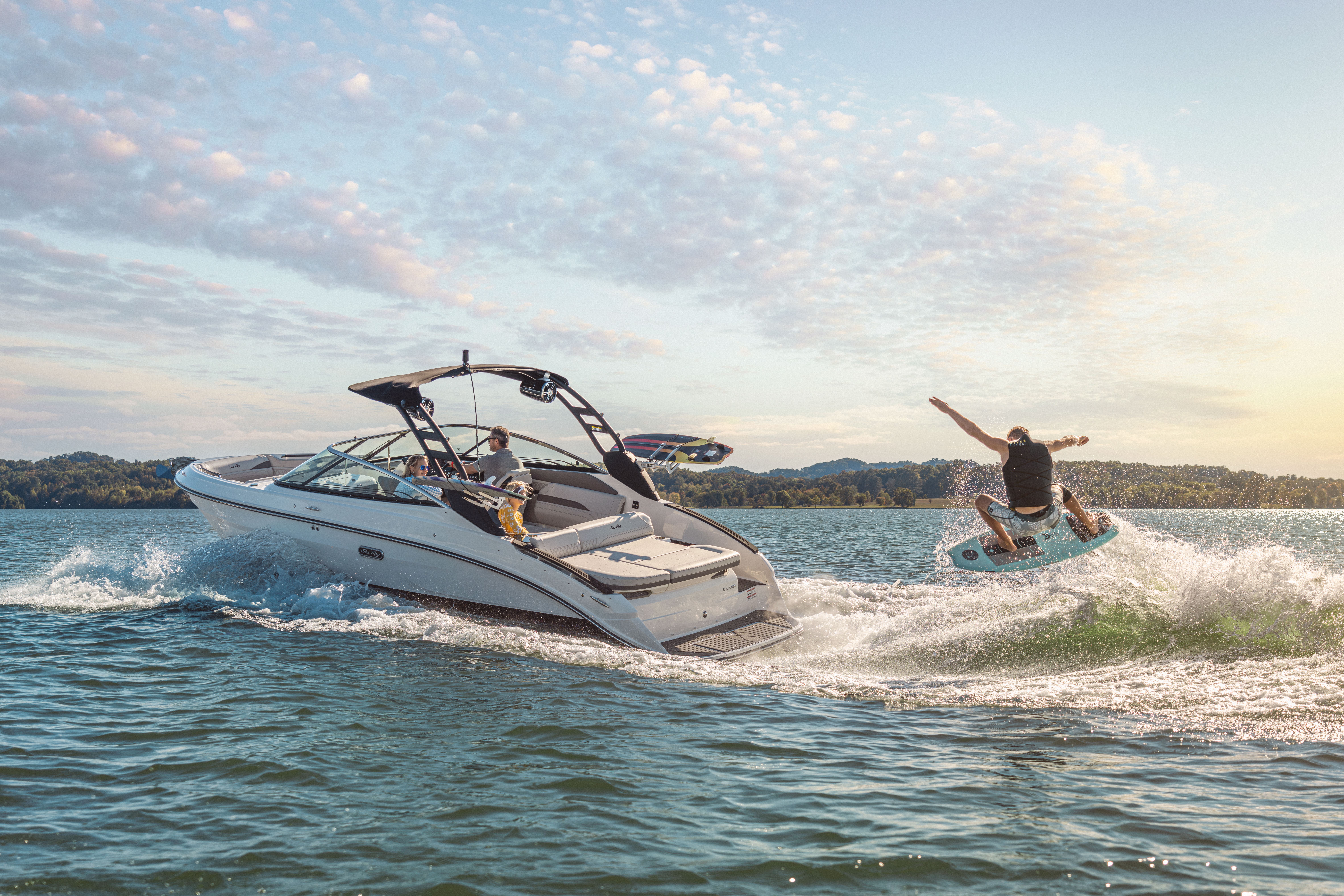 2025slx260surfsxs260lifestylerunningportsternthreequarterfamilylifejacketwakesurfing00665