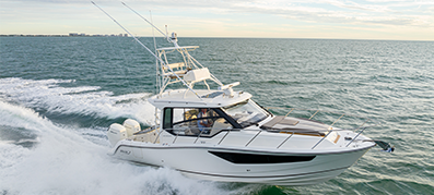 boston whaler 365 conquest running on the water