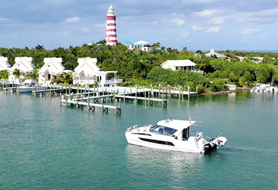 Boat arriving in Elbow Cay