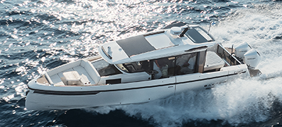 Saxdor 340 GTWA cruising at high speed on open water