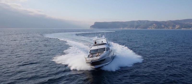 large azimut yacht cruising