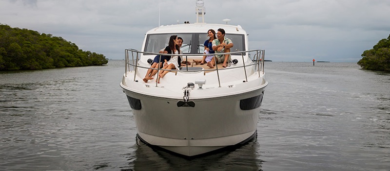 Couples on the deck of a Sea Ray - Video of the Sea Ray Sundancer 460