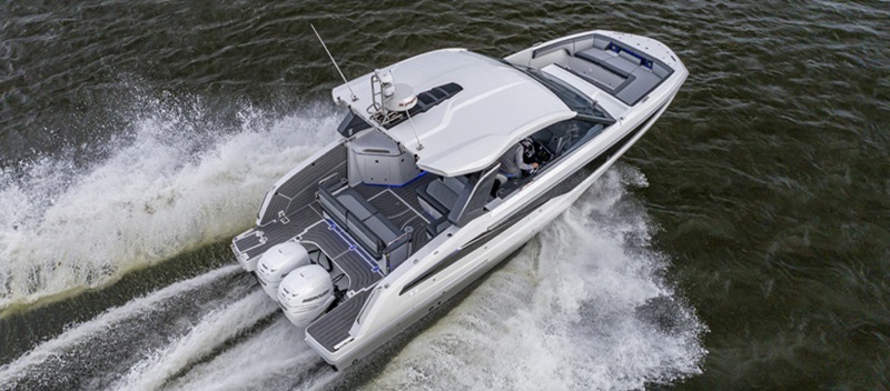 Galeon 325 GTO out on the water