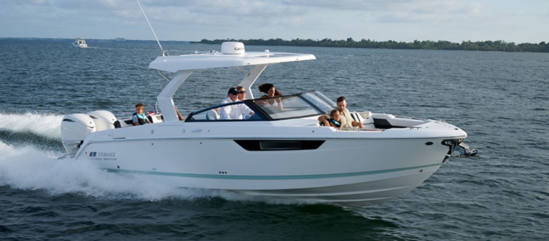 Cobalt R31 Outboard on the water