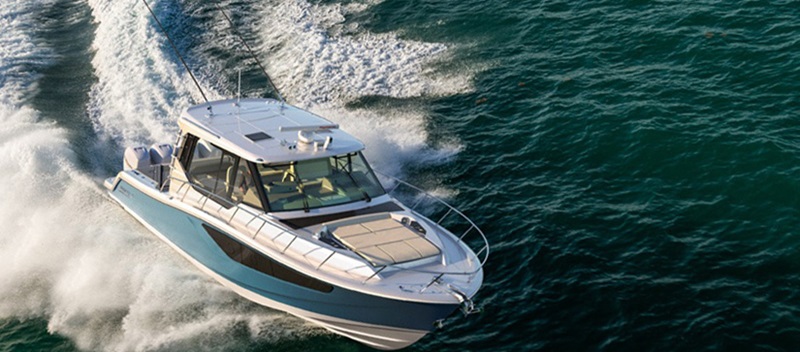 A Boston Whaler 405 Conquest in open water