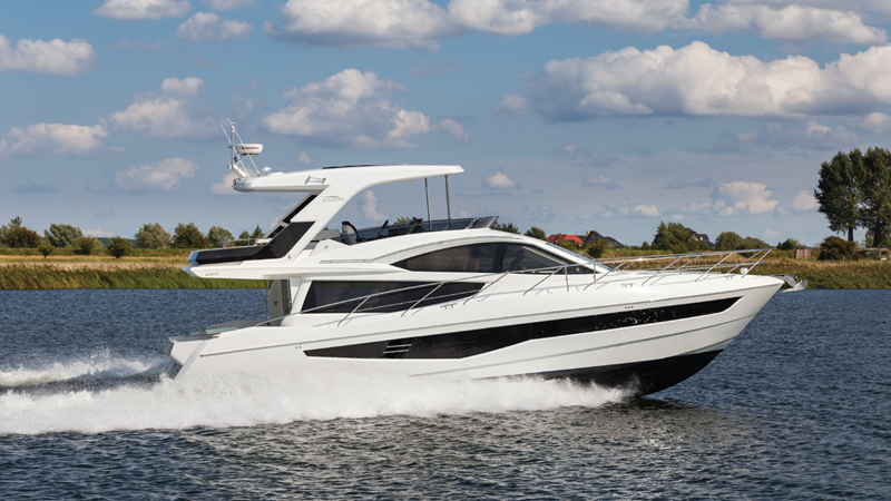 Galeon 550 FLY running out on the water