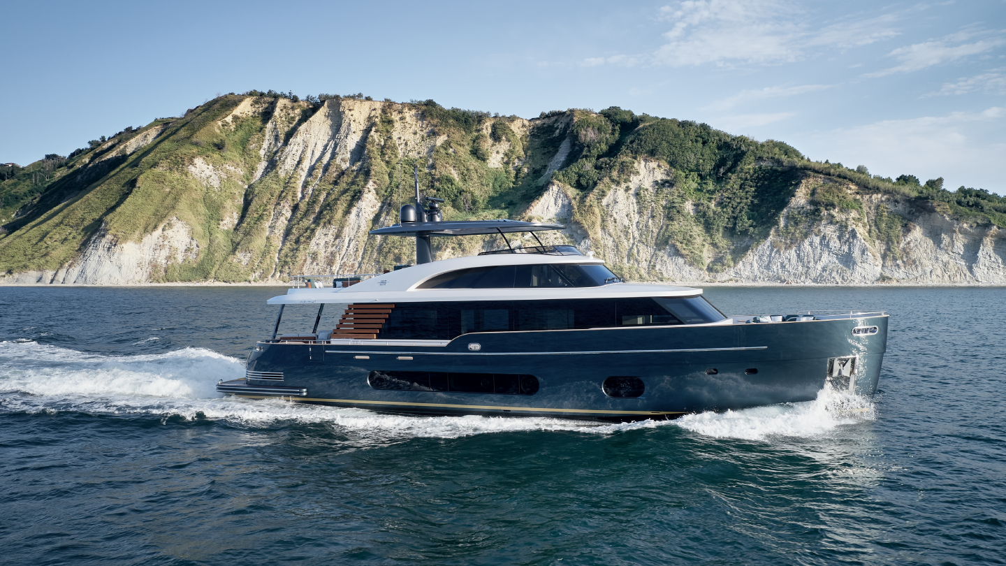 Magellano 25 Metri running out in the sea