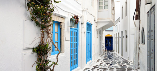 Narrow cobblestone roadway