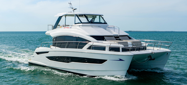 MarineMax 545 in the water