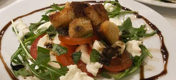 salad with tomatoes balsamic and croutons 