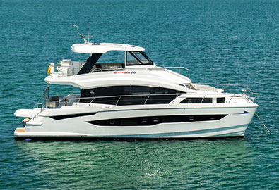 Aquila 545 on the water