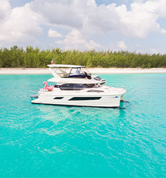 MarineMax charter on clear water in the Bahamas