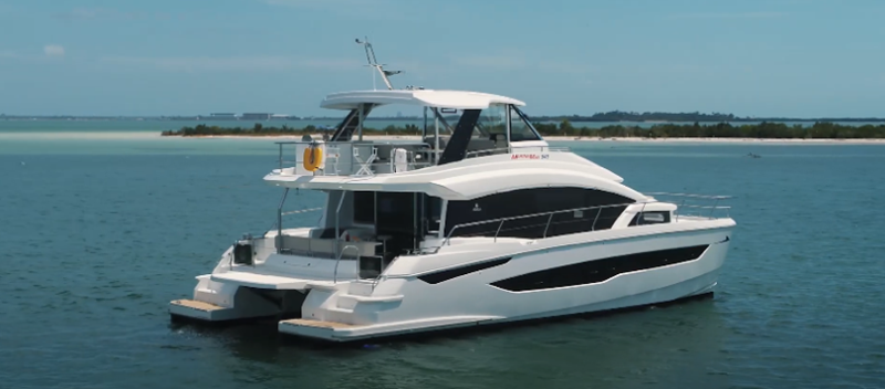 MarineMax 545 yacht out on the water