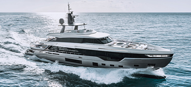 Azimut 72 FLY on the water