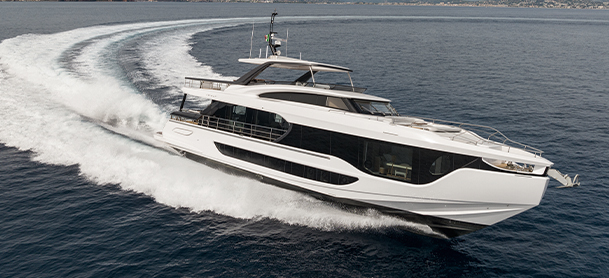 The Azimut Grande 26M on the water 