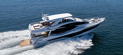 Galeon 800 fly cruising on the water