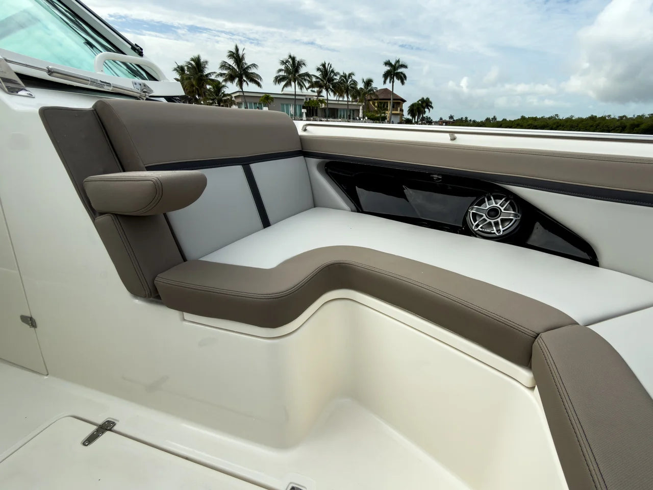2027 Boston Whaler 330 Vantage 33.0 feet, Fort Myers, FL #24