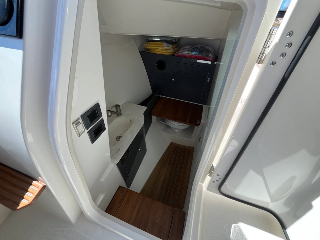2026 Boston Whaler 330 Vantage 33.0 feet, Wakefield, RI #19