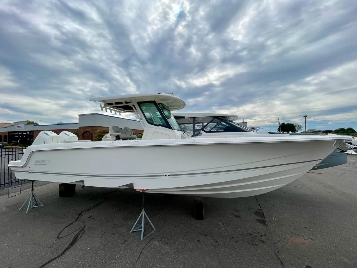 2027 Boston Whaler 330 Outrage 33.0 feet, Danvers, Massachusetts #1