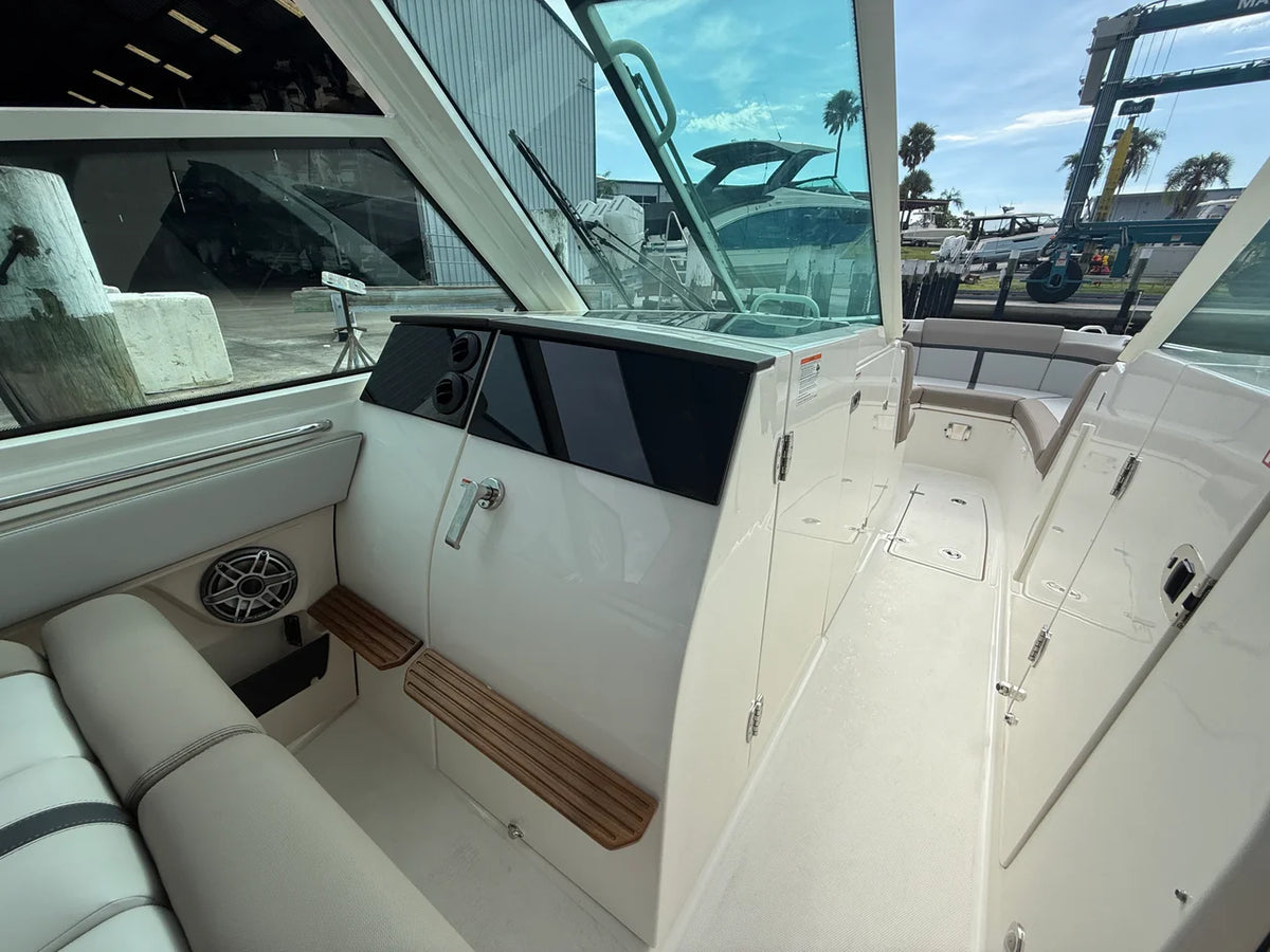 2027 Boston Whaler 330 Vantage 33.0 feet, Venice, Florida #15