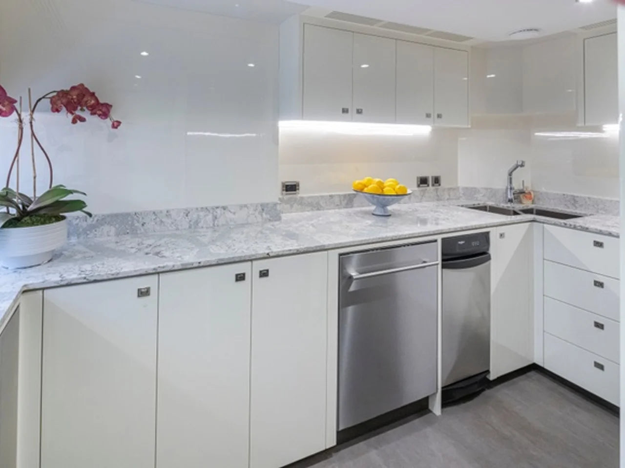 2027 Ocean Alexander 27R 93.0 feet, Pompano Beach, FL #39