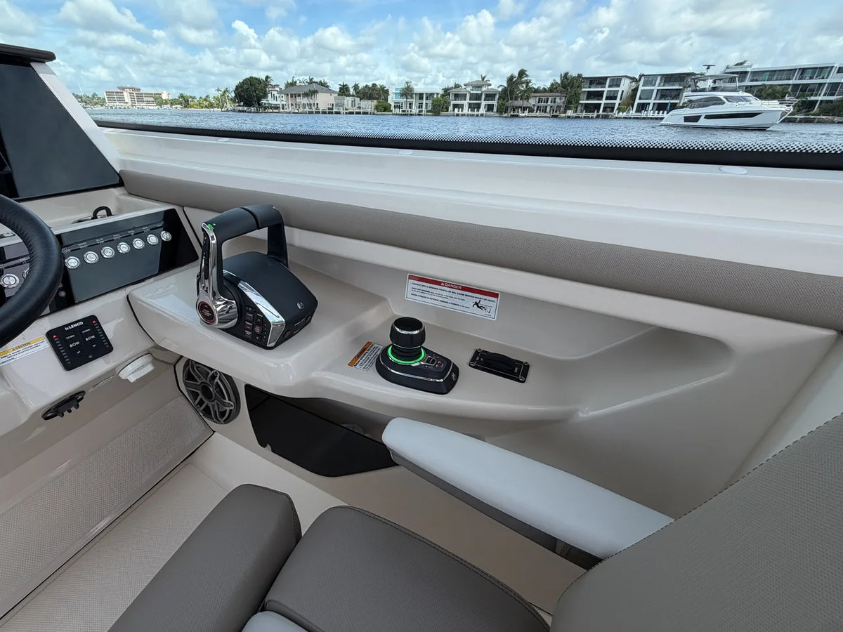 2027 Boston Whaler 330 Vantage 33.0 feet, Pompano Beach, Florida #46