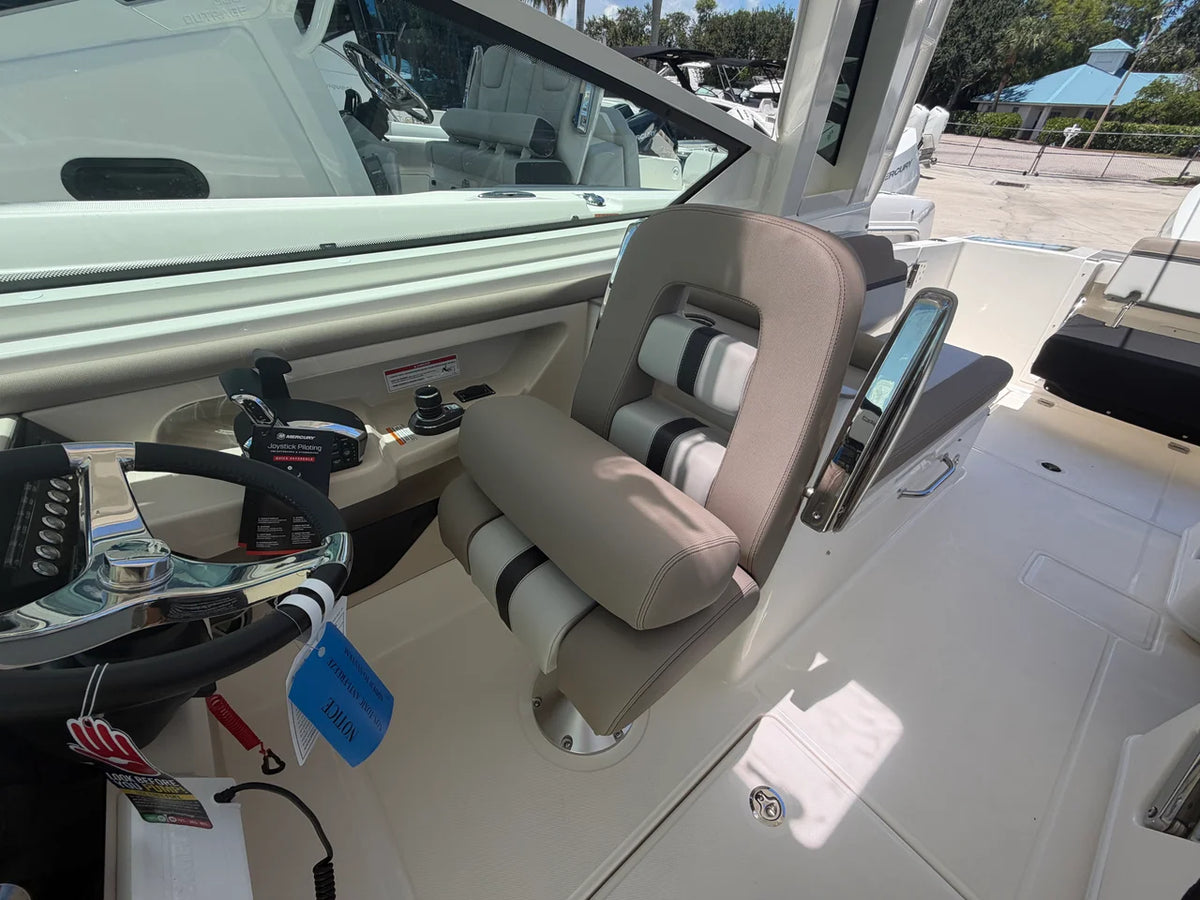 2027 Boston Whaler 330 Vantage 33.0 feet, Stuart, Florida #21
