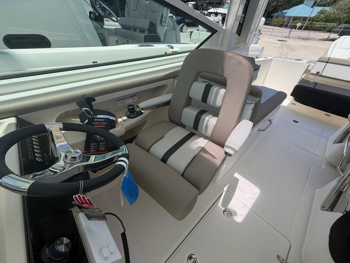 2027 Boston Whaler 330 Vantage 33.0 feet, Stuart, Florida #20