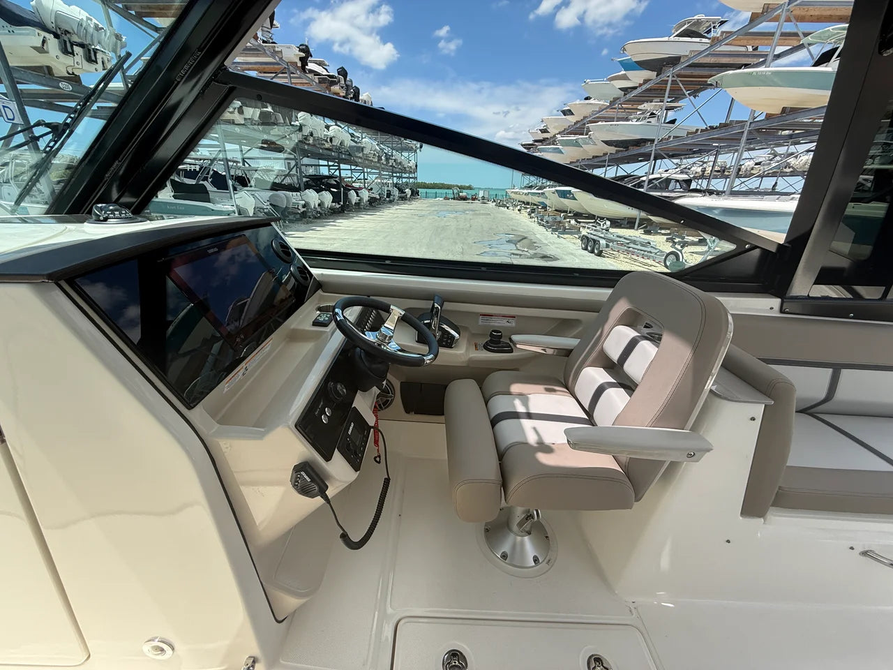 2025 Boston Whaler 330 Vantage 33.0 feet, Sarasota, FL #9
